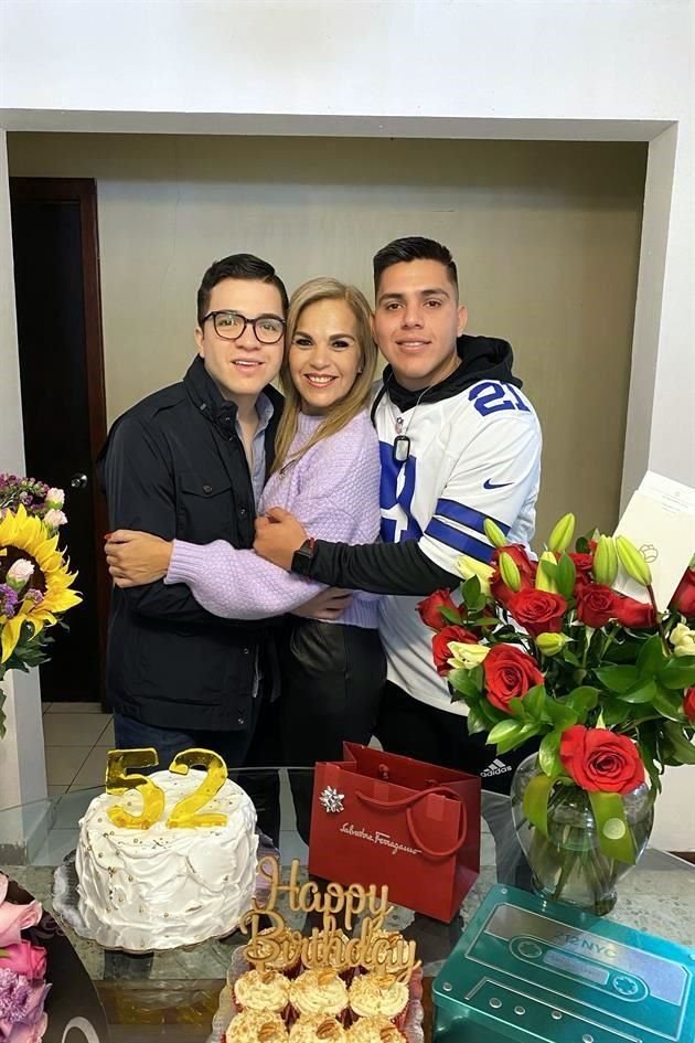 Alma Tamez con sus hijos, Andrés y Adrián Rebolledo