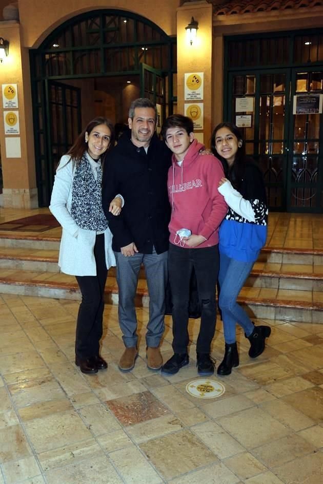 Yadira Benavides, Jaime Cárdenas, Mariano Cárdenas e Isabella Cárdenas