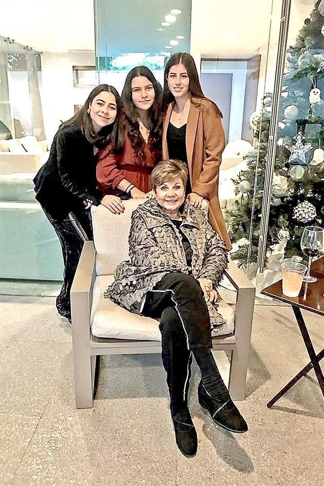 Paloma Cuesta, Sofía Barrera, Balbina Camargo y Piry von Borstel de Camargo