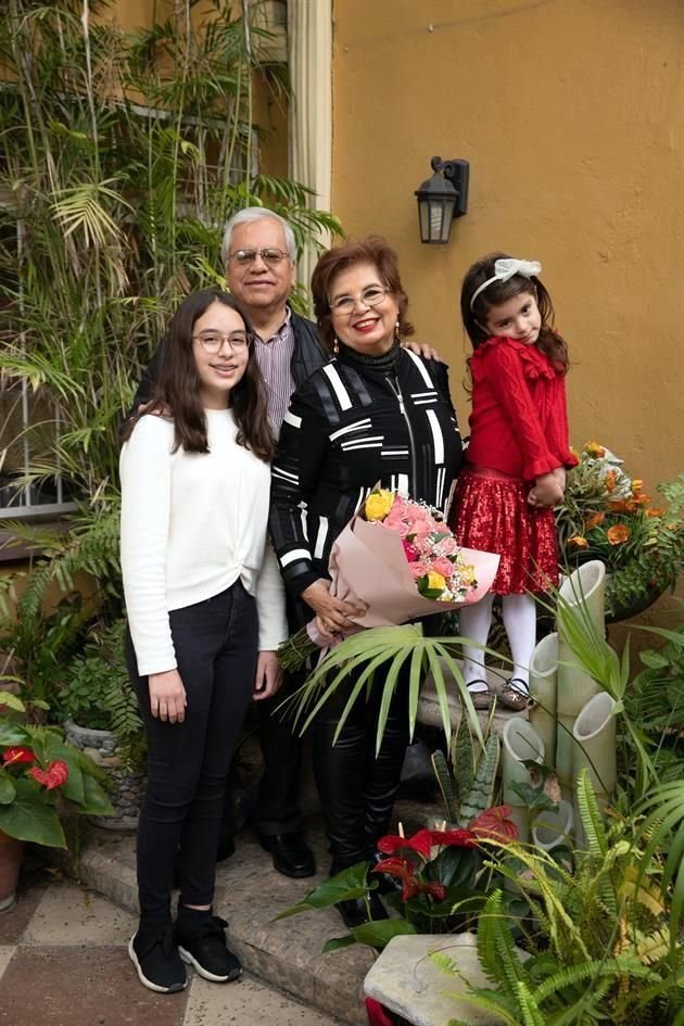 Lupita Mendoza y Felipe Mendoza con sus nietas Fernanda Yturria Mendoza y Elena Vargas Mendoza