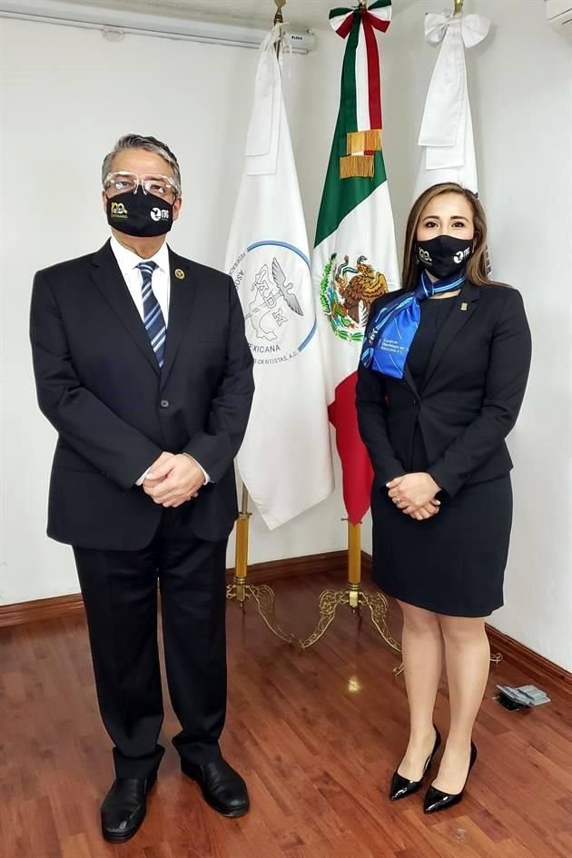 MANUEL MARTÍNEZ MARTÍNEZ  presidente de la Asociación Dental Mexicana y CLAUDIA MEDELLÍN GARCÍA, Presidenta entrante del Colegio de Odontólogos de Nuevo León