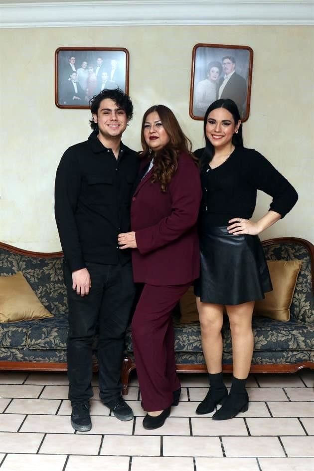 Familia de la novia: <br>Alfredo de la Rosa González, Yadira González Escobedo y Gina de la Rosa González