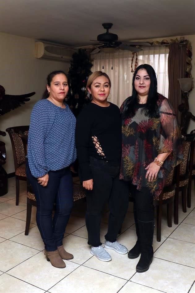 Flor Esthela Trevino de Acosta, Alejandra Alamillo de Acosta y María Elena Coello de Acosta, nueras de la festejada