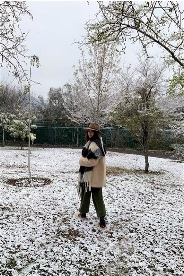 Las bajas temperaturas y la nieve sorprendieron a la comunidad, y Caro Lambretón aprovechó para disfrutar del paisaje y posar para la foto del recuerdo.