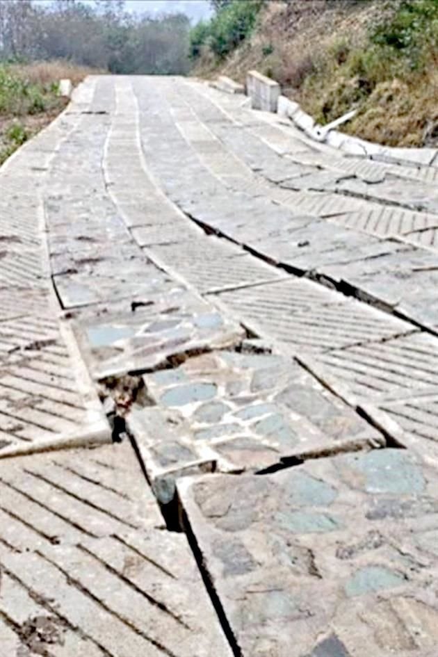 En Tepuxtepec, las líneas de concreto y piedra de esta carretera se separaron y tronaron.