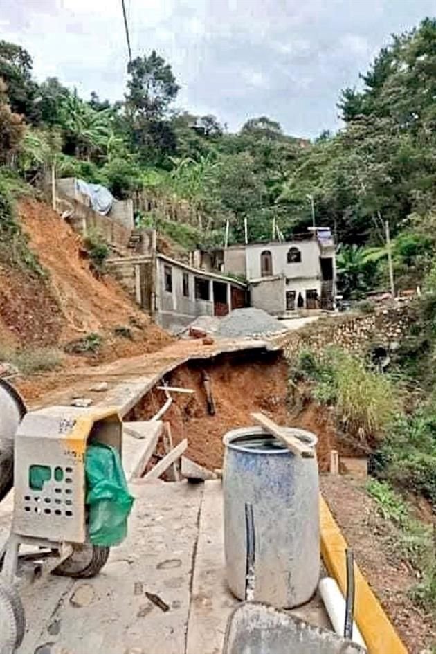 En Quetzaltepec, debido a que cruza un manantial de agua, este camino sufre por derrumbes. 