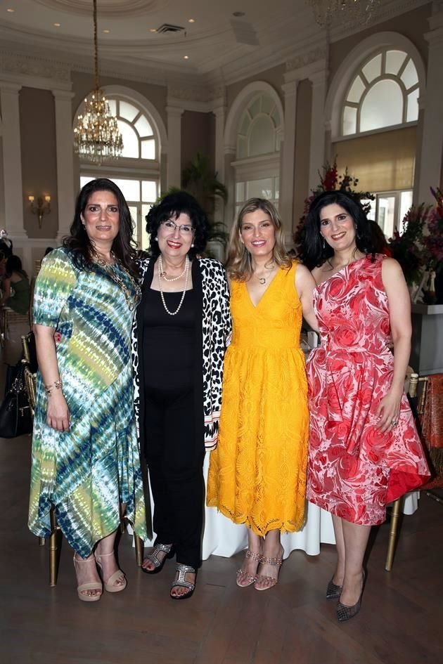 Claudia Vargas, Hilda Bravo de Vargas, Karla Vargas y Sandra Vargas