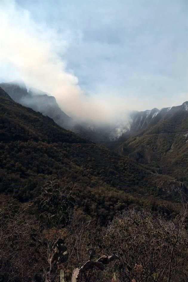 Continúan trabajos de combate conta el incendio forestal en la Sierra de Rayones.