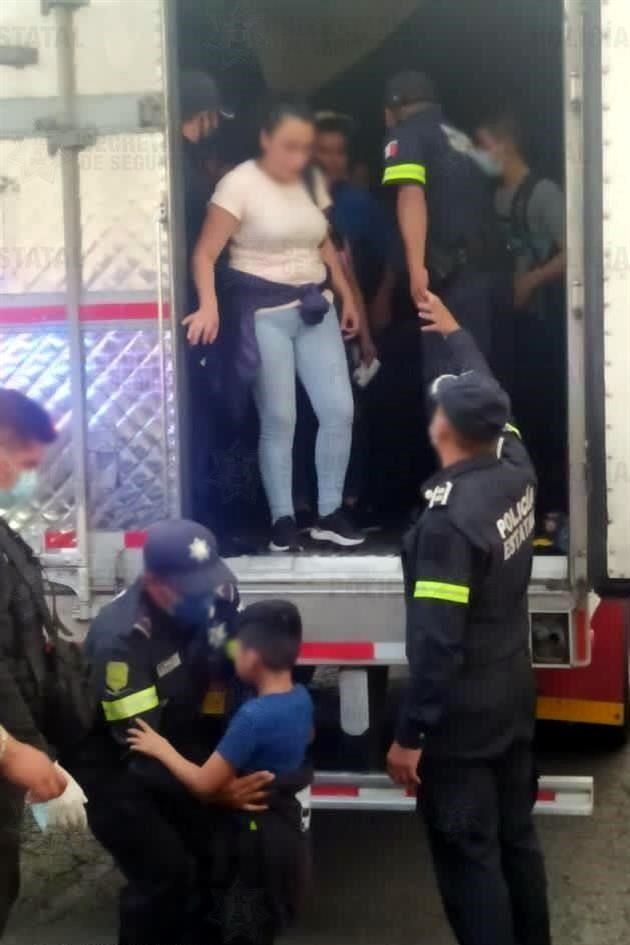 En el cajón iban 45 adultos y dos menores de edad de nacionalidad guatemalteca, quienes fueron presentados ante la FGR.