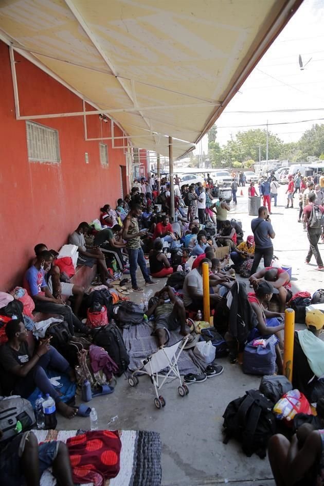 Más de 500 haitianos abarrotaron también Casa Indi, albergue que da atención a migrantes.