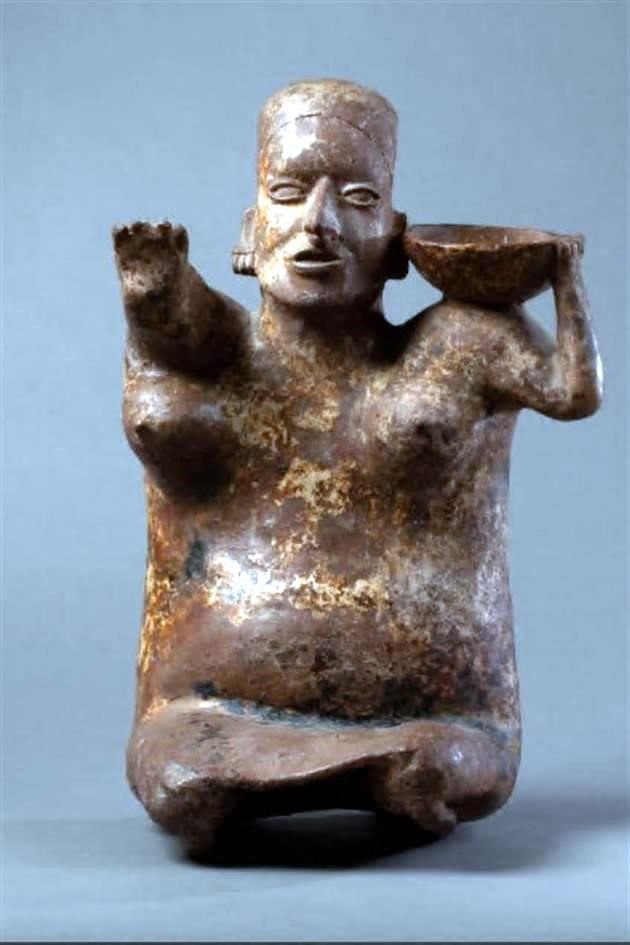 La escultura de un personaje con el pecho desnudo con la mano levantada, posiblemente en actitud de bendecir la tierra, proveniente de Jalisco, fue vendida en 500 euros, unos 11 mil 500 pesos.