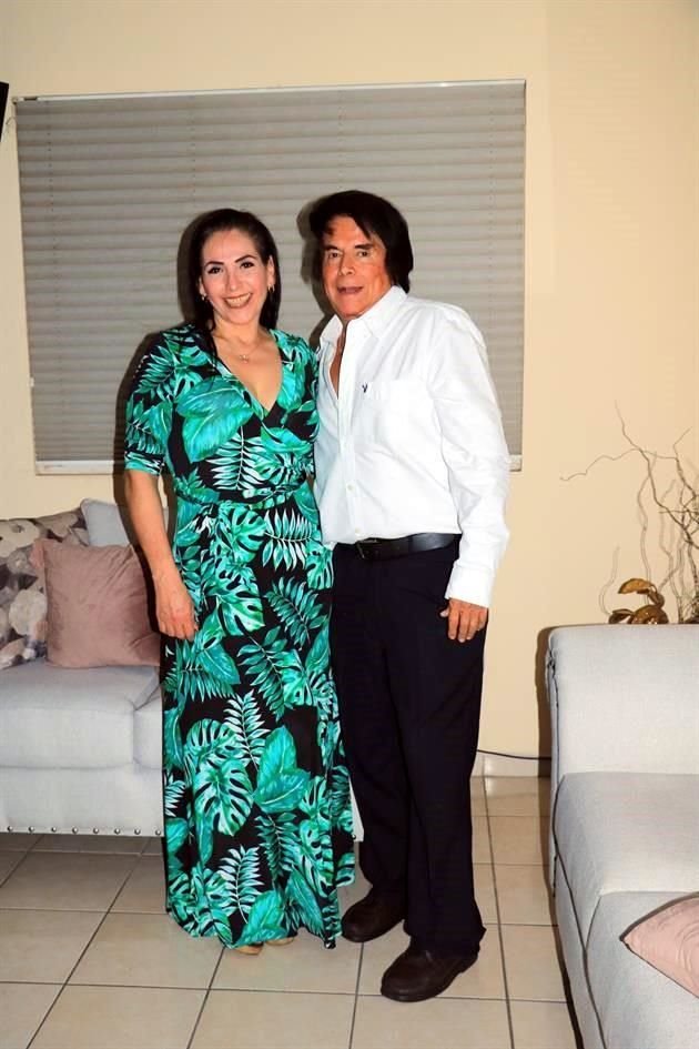 Samantha Leal y Ricardo Valdés, papás del novio