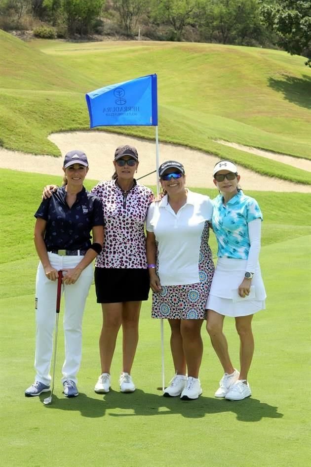 Gaby Mora de Figueroa, Katia González de Samar, Marcela González y Josefina Escamilla de López