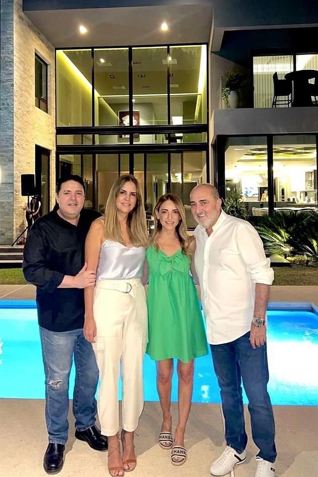 La festeada con su esposo Raúl Quiroga, Irene Quiroga y Eliezer Canales