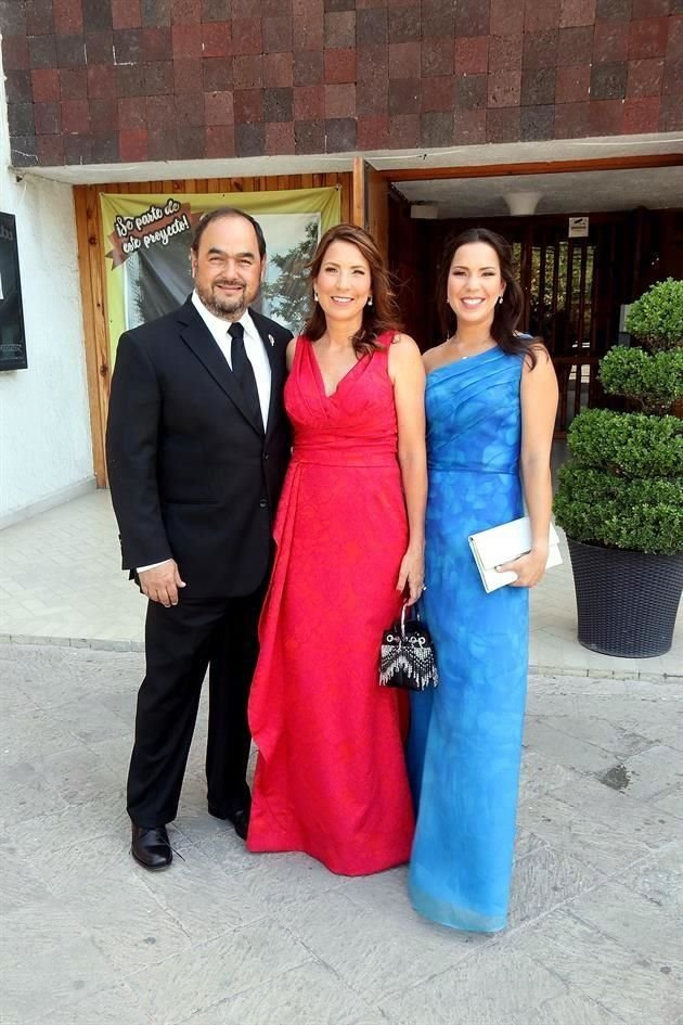 Humberto Lobo de la Garza, Verónica Guerra de Lobo y Andrea Lobo