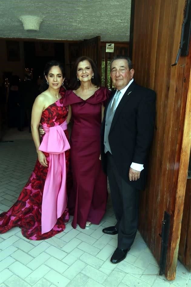 Titi Uresti de Cantú, Patricia Villarreal Junco y Ricardo Junco Garza