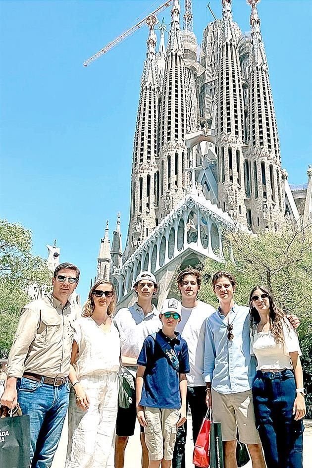 BARCELONA.  Rodrigo Padilla y Érika Sada de Padilla con sus hijos Juan Pablo, Andrés, Gabriel, Rodrigo y Érika