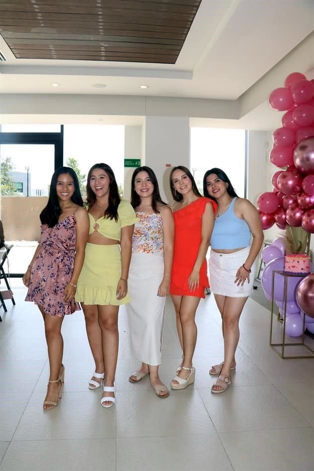 Cecy Vega, Loreta Ramírez, Sofia Escalante, Victoria Romero y Ana Caro Zamora