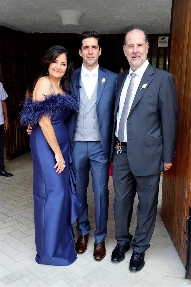 EL NOVIO CON SUS PAPÁS. Catalina Villarreal de Garza y Joaquín Garza Muguerza