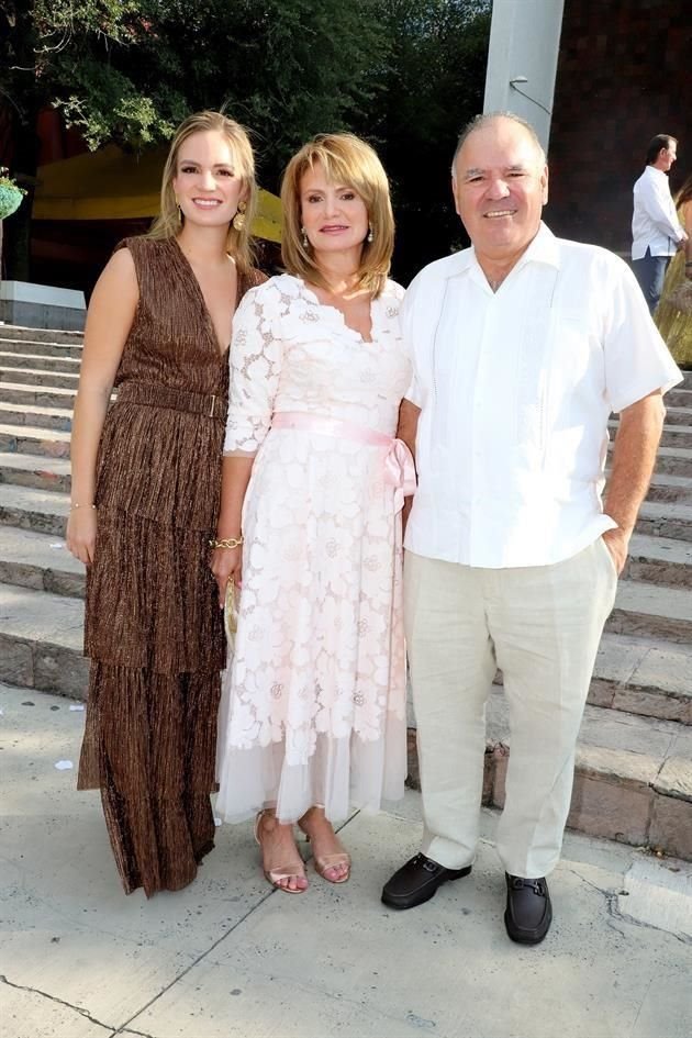 Ana Cristina Benavides, Ana Cristina Tostado de Benavides y Héctor Benavides