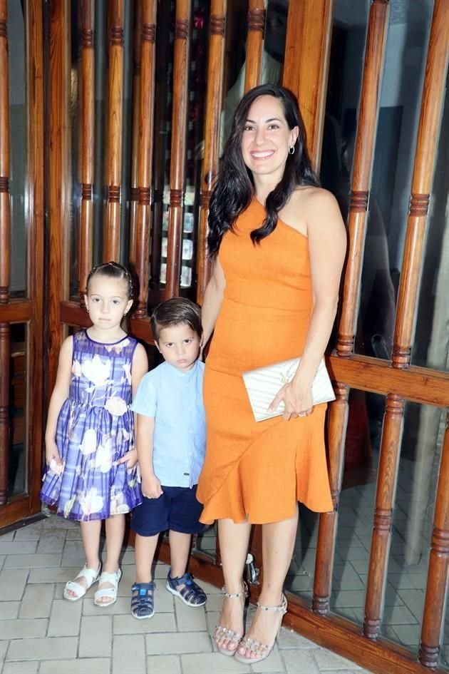 Regina de Villasante, Alberto de Villasante y Daniela Villarreal de De Villasante