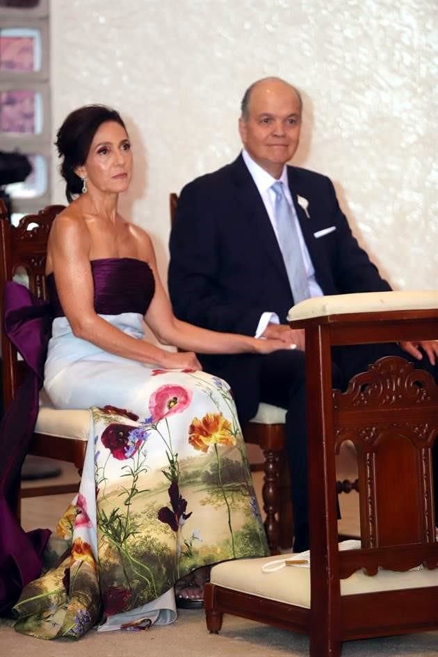 PAPÁS DE LA NOVIA. Thelma Canavati de Gómez y Ernesto Gómez Arzápalo