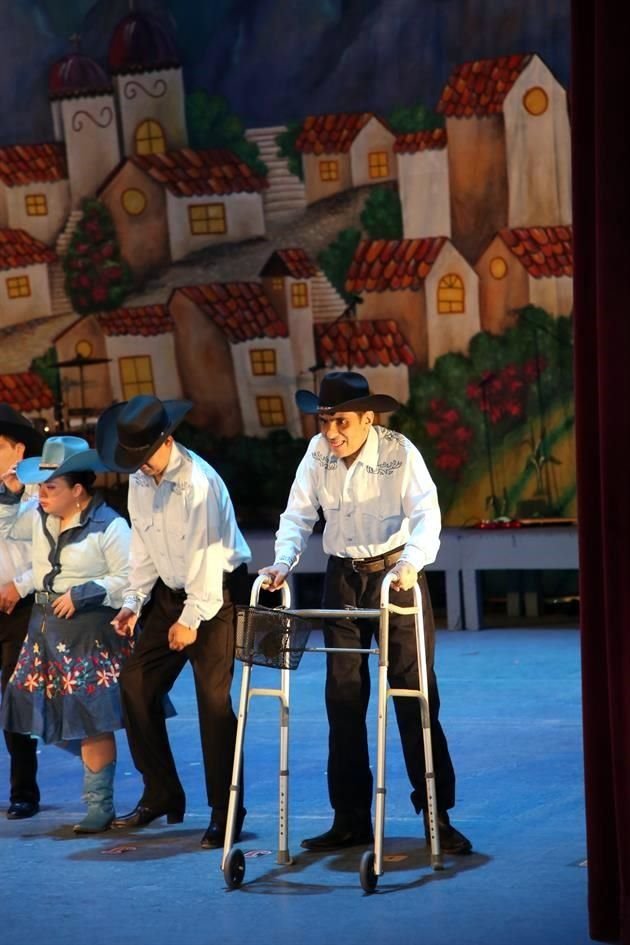 Jóvenes que participaron en el espectáculo folklórico 'Por un México Inclusivo' organizado por Hoga.