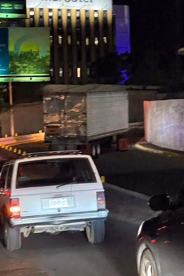 Al camión obstruyó el paso en la gaza de Constitución a Gómez Morín.
