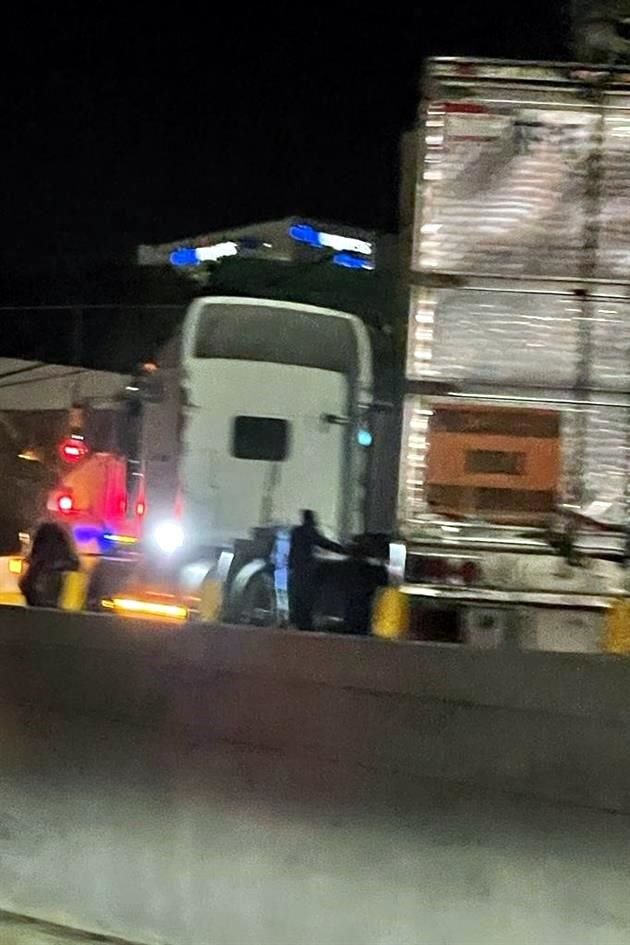 El camión quedó varado en plena conexión.