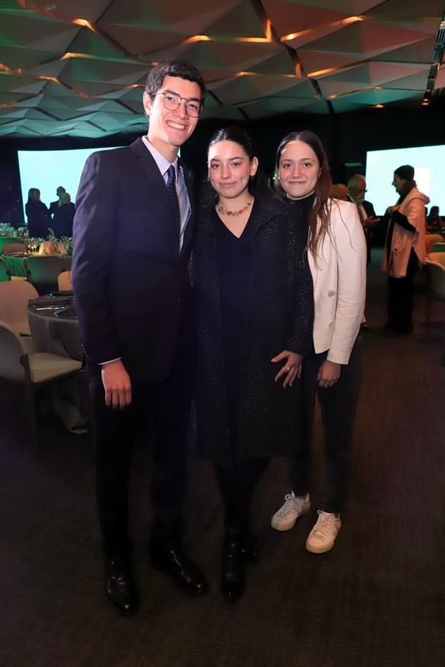 Pablo Llaguno, Regina María Salinas y Carola Salinas