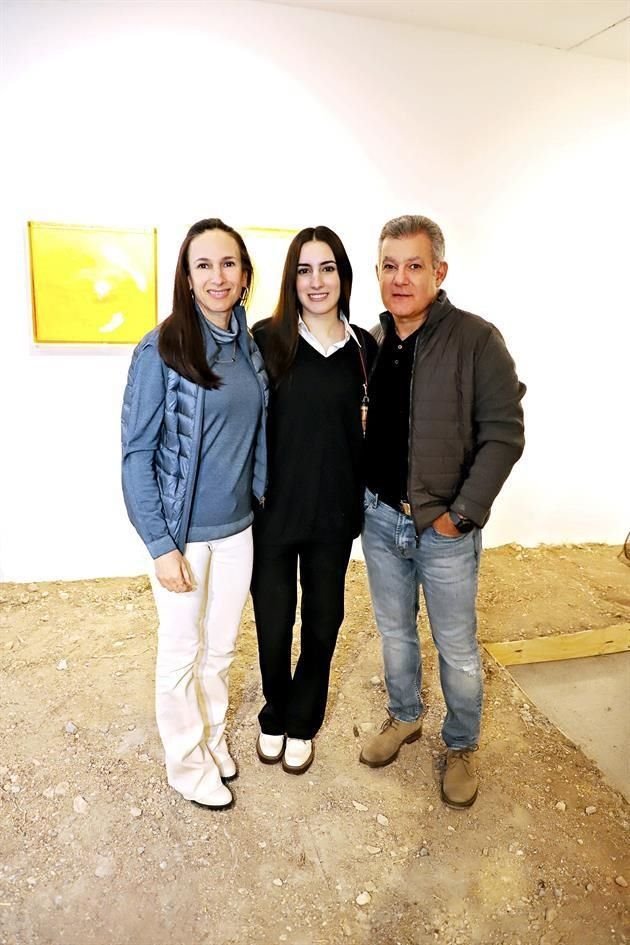 Yolanda Garza de González, Mariana González y Armando González