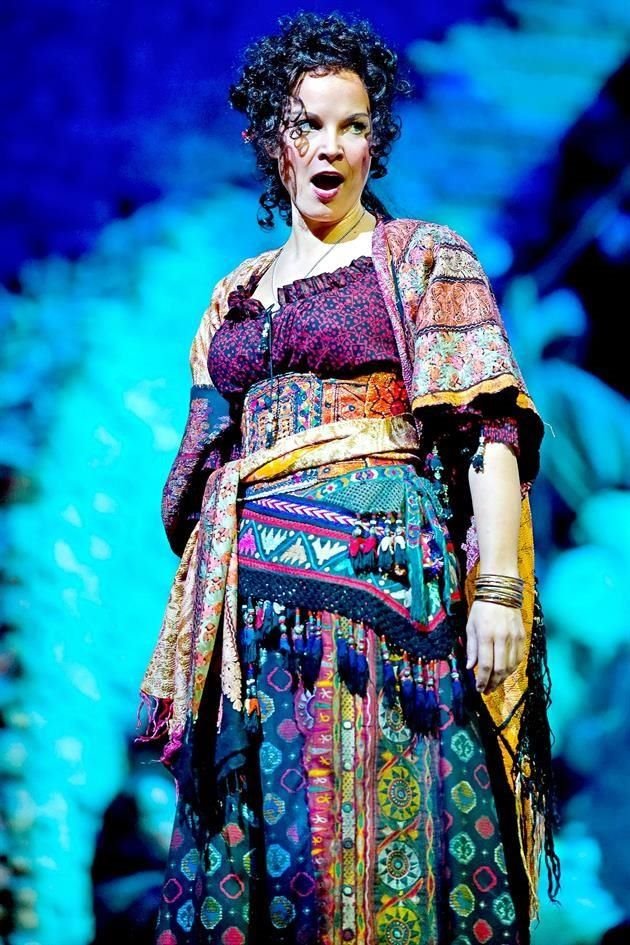 La mezzosoprano El&#299;na Garan&#269;a protagonizando 'Carmen', de George Bizet, en el Metropolitan Opera House de Nueva York.