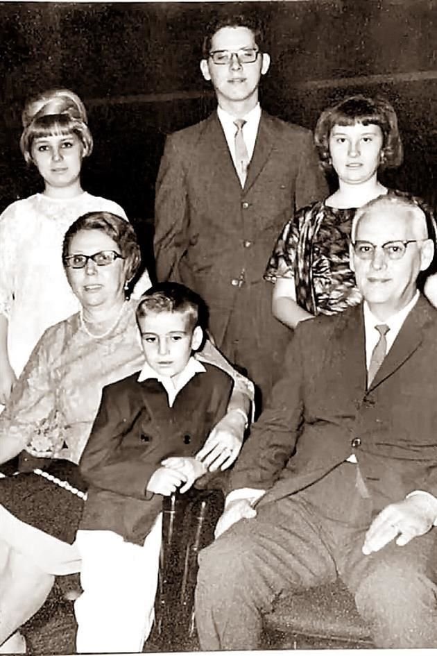 Con sus papás Guadalupe Margáin Zozaya, e Ildefonso Zambrano Lozano, y sus hermanos Patricia, María Cristina y Rogelio Zambrano