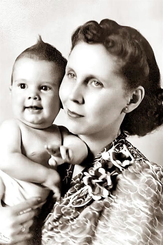 Junto a su mamá, Guadalupe Margáin Zozaya