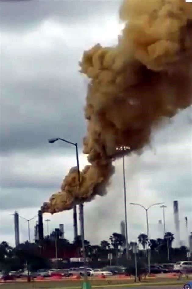 Pese a haber sido defendida por el Gobernador, conductores reportan la emisión de humo negrop, café y amarillo de las chimeneas en la Refinería de Pemex, en Cadereyta.
