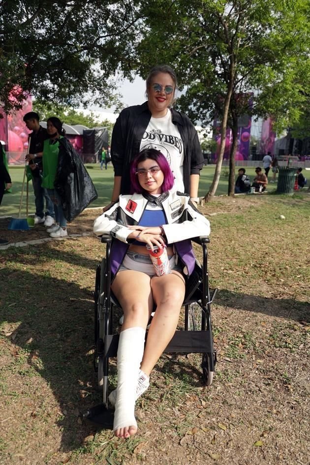 Ana llegó al festival desde las 15:00 horas en silla de ruedas porque se fracturó su pie derecho desde hace un mes, pero como ya tenía comprado el boleto no se detuvo y acudió junto a su amiga Lucía.