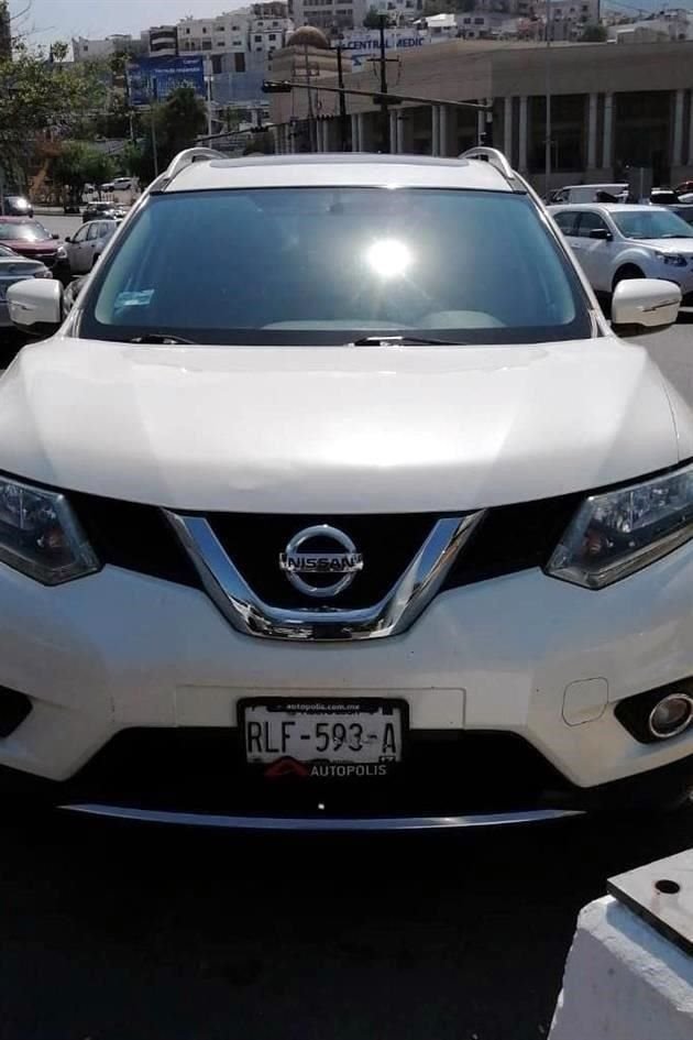 Policías municipales realizaron el aseguramiento de la Nissan X-Trail blanca con placas RLF-593-A.