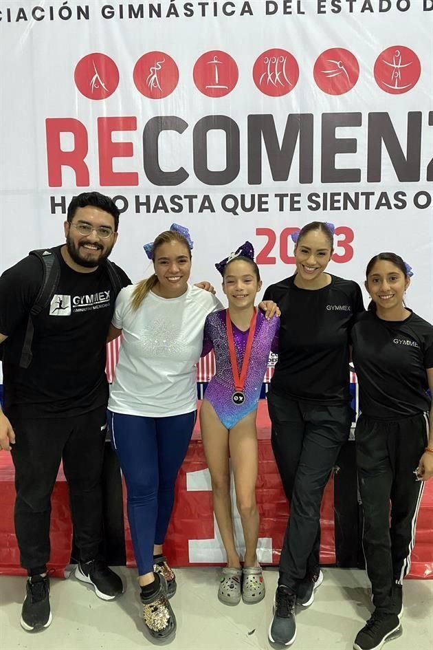 Con sus coaches Gerardo Navarro, Jessica Rodríguez, Queta Rodríguez y Denisse Treviño