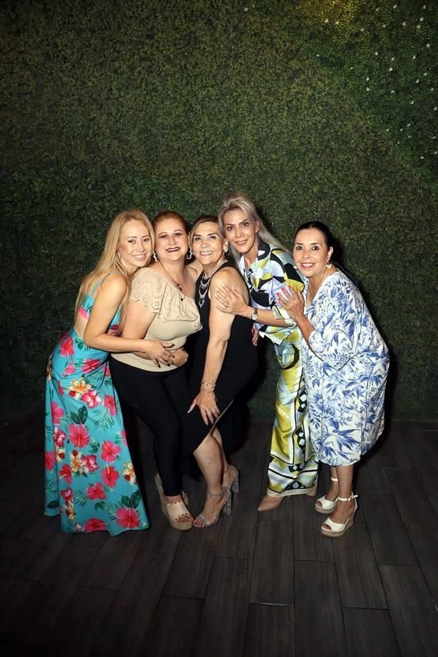 Reyna Marisol Muñoz, Magda Muñoz, Sandra Saldivar, Lucy Torres y Tere Torres