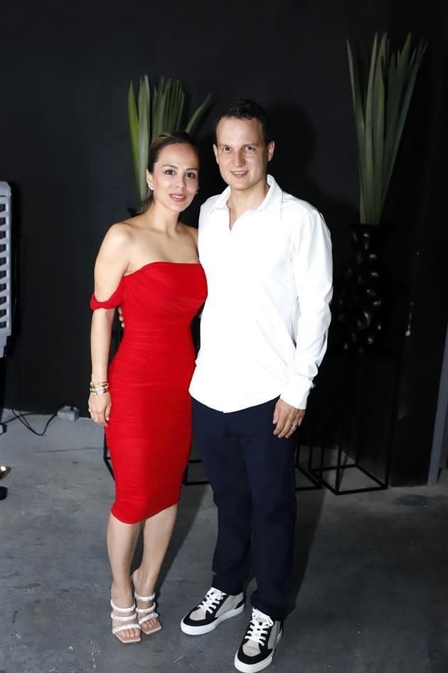 Astrid Hernández y Marcelo Elizondo