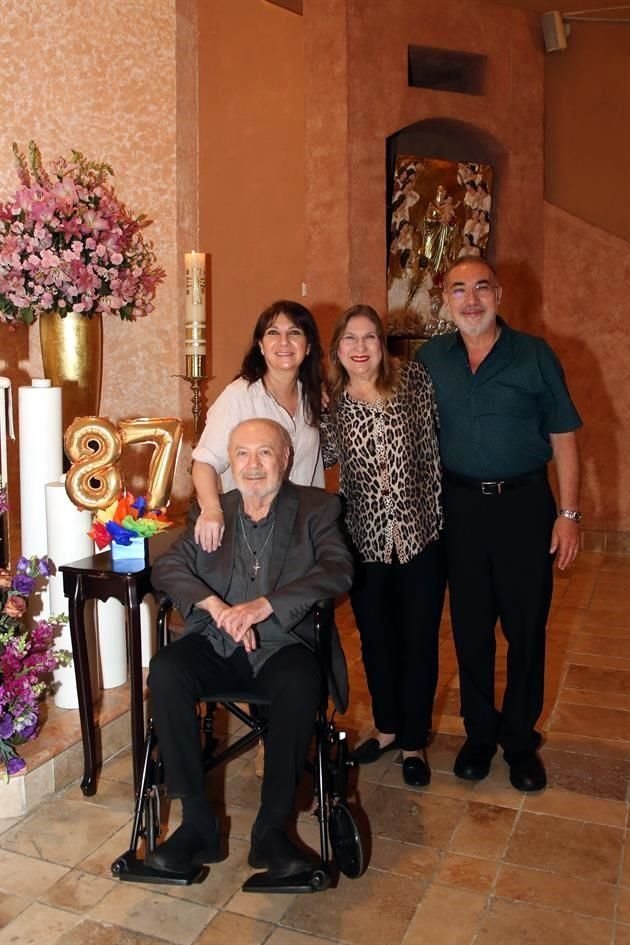 El cumpleañerpo con Patricia Karren de Garza, Marcela Karren y Gerardo Karren