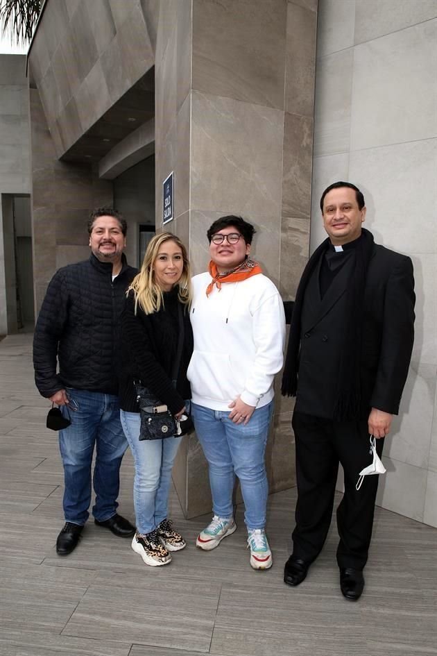 Arturo Flores, Claudia Rendón, Diego Flores y Padre Demetrio Navarrete L.C.