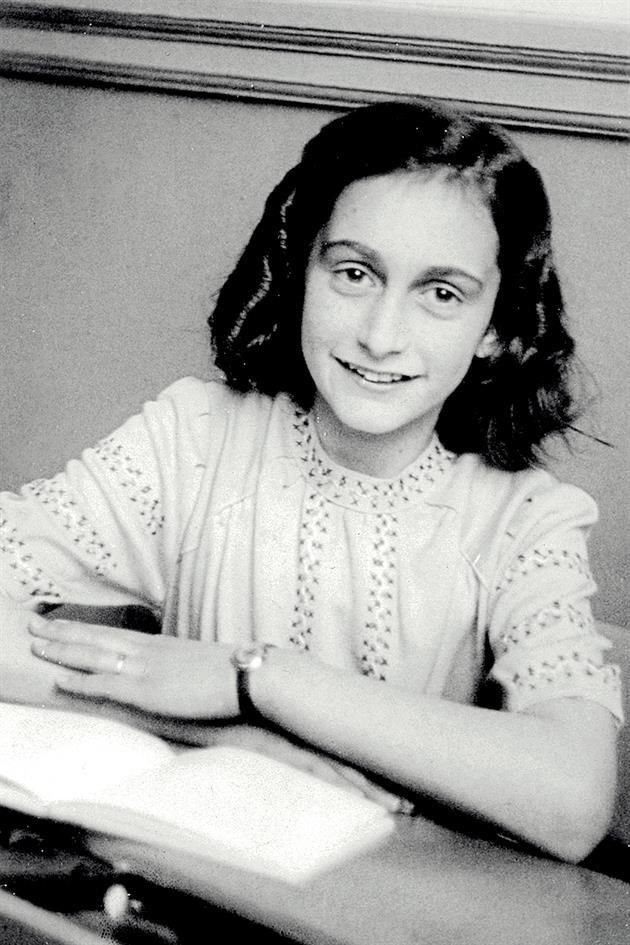 Ana Frank murió tras contraer fiebre tifoidea en el campo de concentración de Bergen-Belsen.