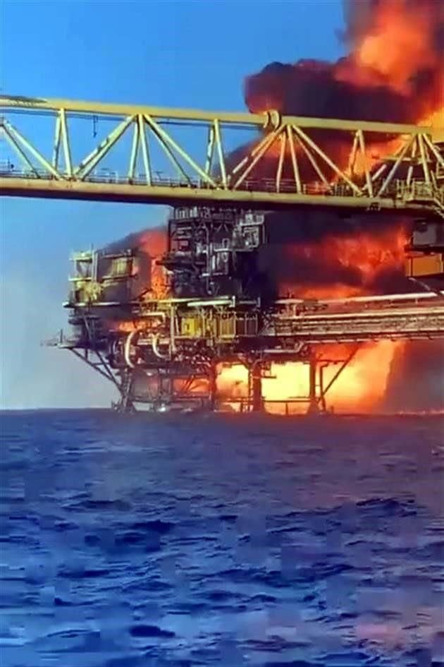 Vista de la explosión en plataforma de Pemex en Campeche.