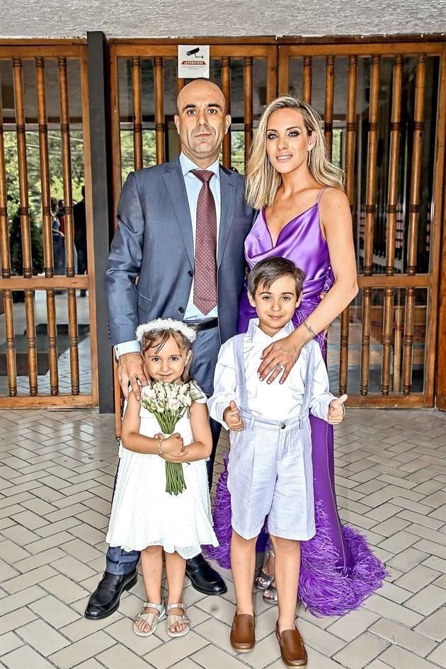 Sergio Martínez y Carolina Karren de Martínez con sus hijos Maya y Sergio Martínez