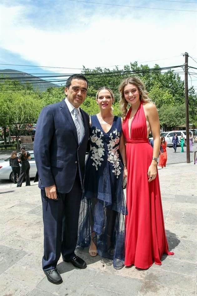 Juan Pablo Hinojosa, Karla Flores de Hinojosa y Karla Hinojosa