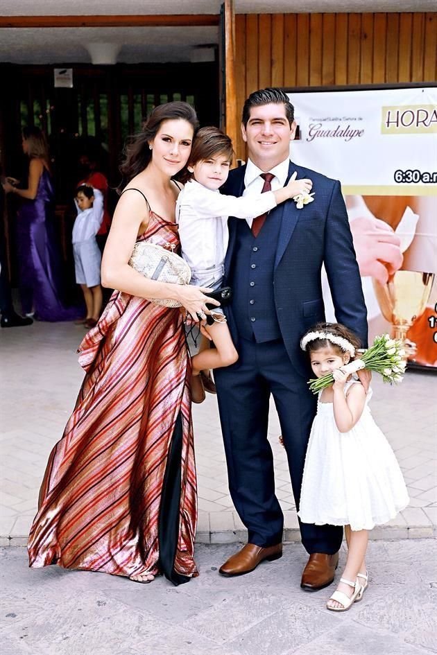 Ana Alanís de Karren y David Karren con sus hijos Mateo y Ana Karren