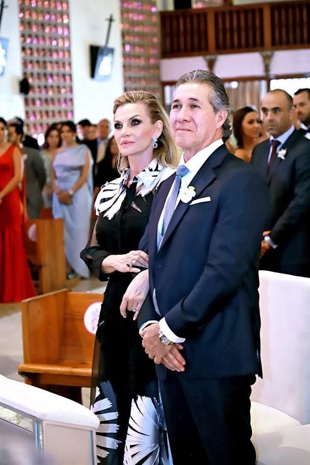 Maya Flores de Karren y David Karren Villarreal, papás de la novia
