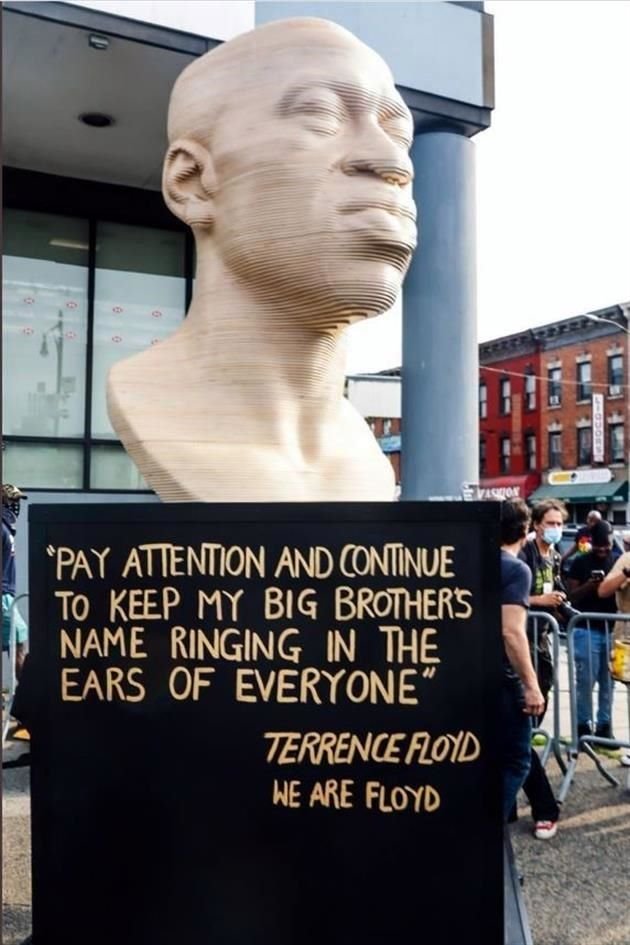 'Presta atención y haz que el nombre de mi hermano siga sonando en los oídos de todos', dice un mensaje de Terrance Floyd en la base del busto.