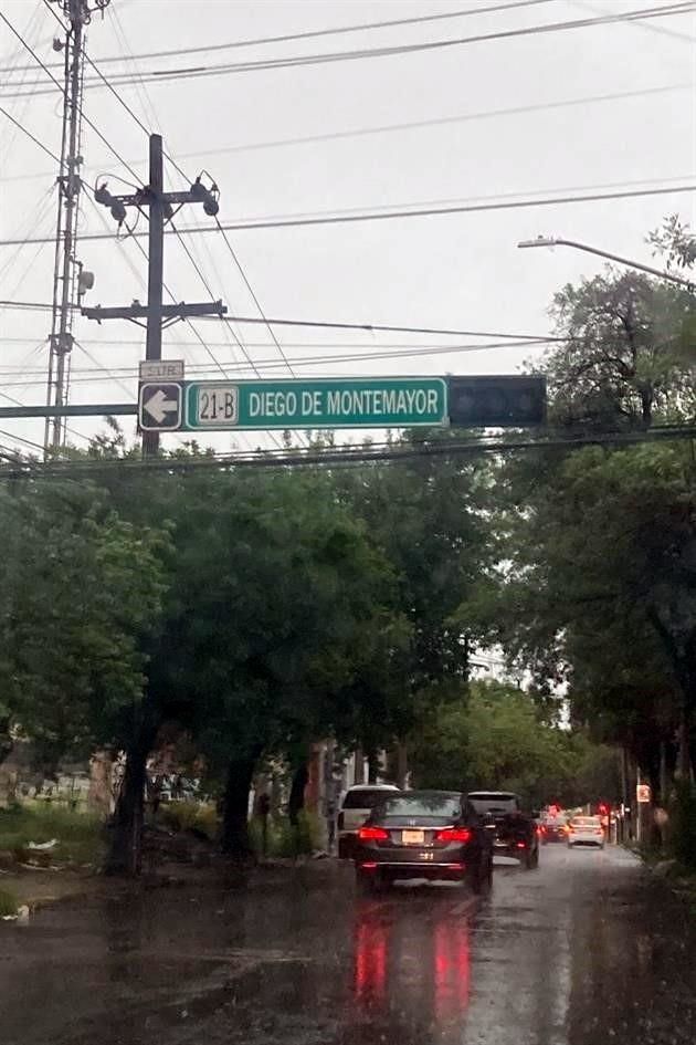 La calle Washington, algunos semáforos están apagados y no hay ninguna autoridad de tránsito interviniendo en la zona.